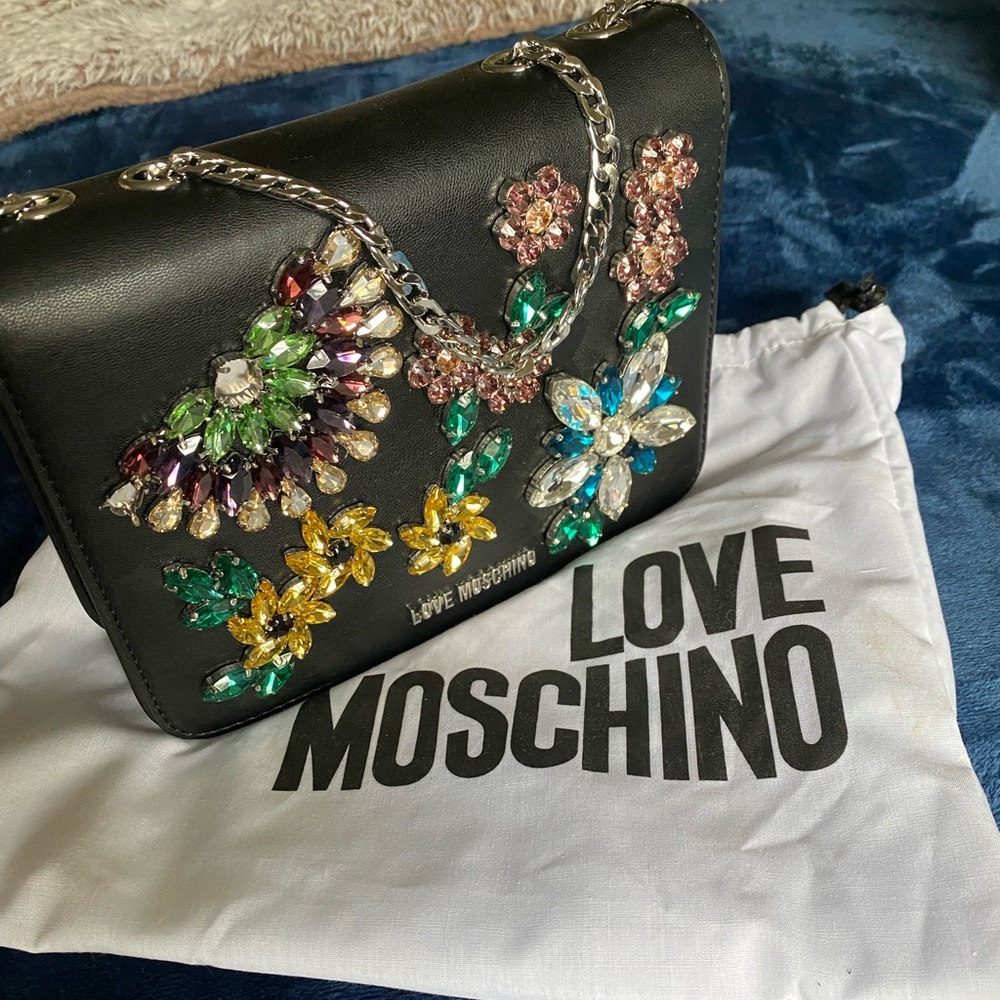 Beautiful moschino bag.. used a couple times . In perfect condition.